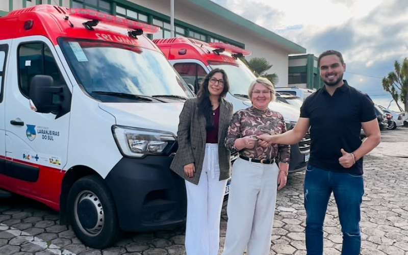Laranjeiras do Sul entrega duas ambulâncias para cessão de uso ao SAMU Regional